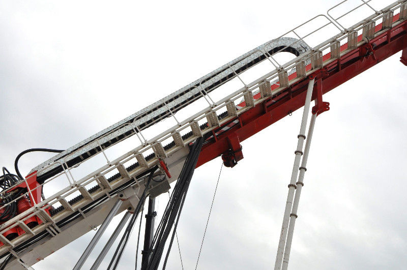 Slant Well 6 Cylinders Top Drive Drilling Rig With Pipe Feeding System