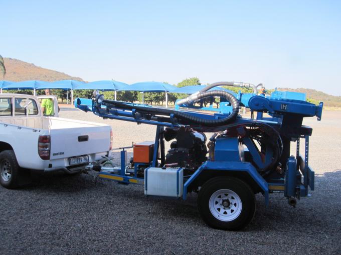 200M Protable Small Trailer Hydraulic Water Well Drilling Rig Borehole Drilling Equipment